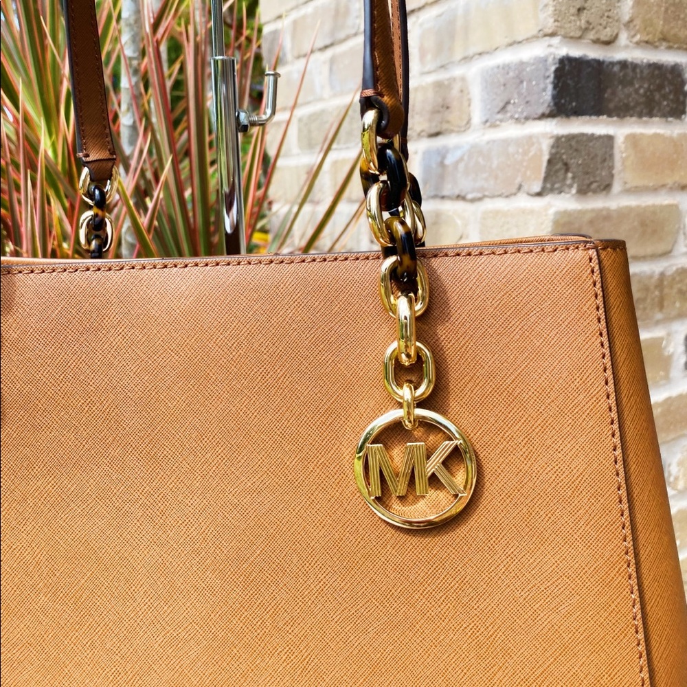 SALE. ‼️‼️ Michael Kors large carryall tote - Picture 5 of 7